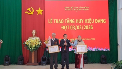 គណៈកម្មាធិការបក្សឃុំហៀបថាញ់ បានផ្តល់ផ្លាកសញ្ញាសមាជិកភាពបក្សក្នុងជំនាន់ទីបី ឆ្នាំ២០២៣។