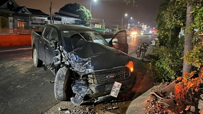 Kereta merempuh dan melanggar tiang elektrik dan pagar sebuah rumah di Ham Thang.