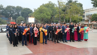 Partikommittéerna från inrikesdepartementet och byggnadsdepartementet lade kransar vid monumentet över president Ho Chi Minh.