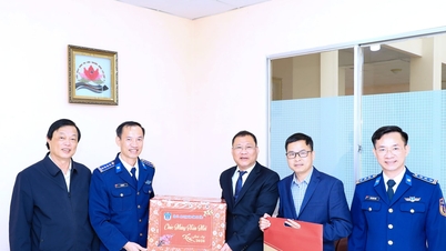 The Command of Coast Guard Region 3 visits and extends New Year greetings to Lam Dong Newspaper and Radio and Television Station.