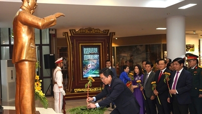 ผู้นำเมืองวางพวงมาลารำลึกถึงประธานาธิบดีโฮจิมินห์ และเข้าร่วมพิธีเปิดงานเทศกาลสื่อมวลชนฤดูใบไม้ผลิ