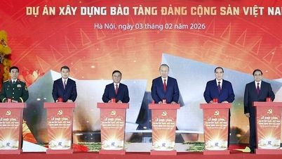 El Secretario General To Lam y el Primer Ministro Pham Minh Chinh asistieron a la ceremonia de colocación de la primera piedra para la construcción del Museo del Partido Comunista de Vietnam.