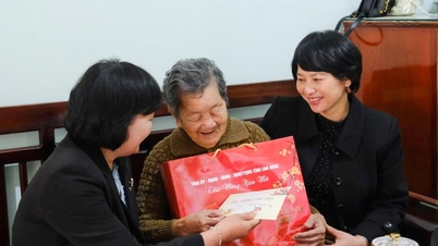 Nestleder i Lam Dong provinsielle partikomité, Pham Thi Phuc, besøker og sender nyttårshilsener til familier som får fortrinnsbehandling.