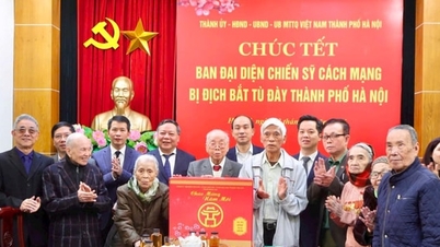 Wakil Sekretaris Komite Partai Kota Nguyen Van Phong mengunjungi dan memberikan hadiah kepada para pejabat senior.