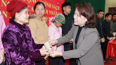 Các đồng chí lãnh đạo tỉnh thăm, tặng quà gia đình chính sách, hộ nghèo, người cao tuổi xã Bạch Xa, Phù Lưu, Yên Phú