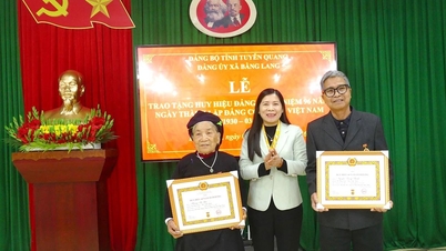Phó Chủ tịch HĐND tỉnh Lê Thị Thanh Trà trao Huy hiệu Đảng tại Đảng bộ xã Bằng Lang