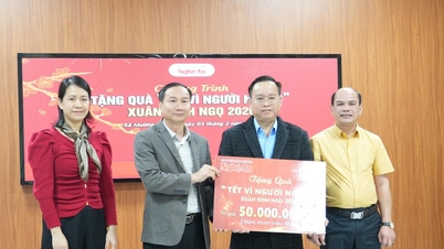 Kranten en radio- en televisiestations in de provincie Nghe An hebben Tet-geschenken uitgedeeld aan de inwoners van de gemeente Muong Quang.