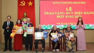 Thuan Hoa és Vy Da kerületek február harmadik alkalommal ünnepélyes keretek között adták át a pártjelvényeket.