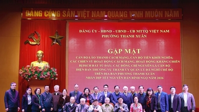 El barrio de Thanh Xuan rinde homenaje a los cuadros revolucionarios veteranos.