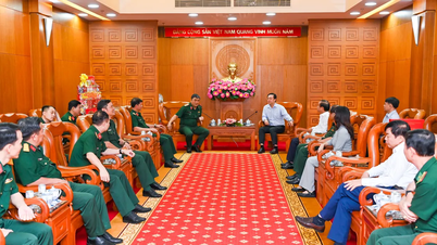 ថ្នាក់ដឹកនាំយោធភូមិភាគទី ៧ អញ្ជើញទៅសួរសុខទុក្ខ និងជូនពរឆ្នាំថ្មីដល់គណៈកម្មាធិការបក្សទីក្រុងហូជីមិញ។