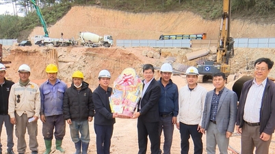 Vicepreședintele Comitetului Popular Provincial Lam Dong a oferit cadouri și a încurajat unitatea de construcții care lucrează la Pasul Mimosa.