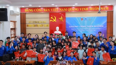 L'Università di Ha Long offre doni per il Tet ai bambini in difficoltà.