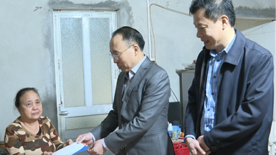 KLB Company donated Tet gifts worth 60 million VND to Khuc Thua Du commune.