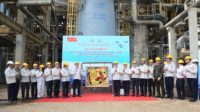 BSR celebró una ceremonia para revelar placas especiales de productos combustibles para celebrar el éxito del 14º Congreso Nacional del Partido Comunista de Vietnam.