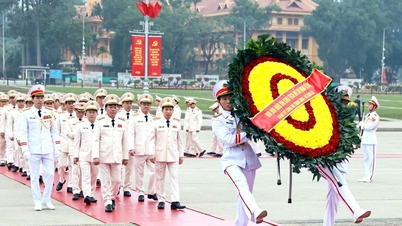 Jawatankuasa Parti Jabatan Keselamatan Awam Pusat dan Kementerian Keselamatan Awam melawat Makam Presiden Ho Chi Minh bagi memperingati ulang tahun ke-96 penubuhan Parti Komunis Vietnam.