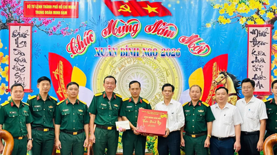 ថ្នាក់ដឹកនាំទីក្រុងហូជីមិញទៅសួរសុខទុក្ខ និងជូនពរឆ្នាំថ្មីដល់អង្គភាព និងក្រុមគ្រួសារគំរូ។