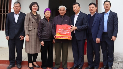 អនុប្រធានគណៈកម្មាធិការប្រជាជនខេត្ត ដាវក្វាងខាយ ប្រគល់អំណោយបុណ្យតេតនៅឃុំដុងគី និងអៀនថេ។