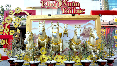 Hô Chi Minh-Ville : La rue des Calligraphes et la rue des Abricotiers en Fleurs célèbrent avec brio l'Année du Cheval.