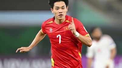 축구 선수 응우옌 딘 박이 사콤뱅크의 브랜드 홍보대사가 될 예정이다.