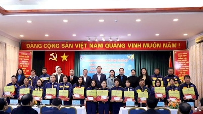 Wręczanie prezentów z okazji Tet, przynoszenie „ciepłej wiosny” pracownikom Hanoi Drainage Company.