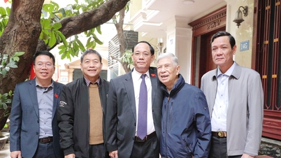 A Nemzetgyűlés alelnöke, Tran Quang Phuong altábornagy látogatást tesz és tiszteletét teszi a Nemzetgyűlés korábbi vezetői előtt.