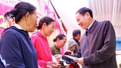 Phu Ninh organized the "Spring of Love" program, distributing 300 gift packages to people in difficult circumstances.