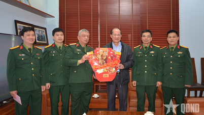 Jeneral Nguyen Quang Ngoc mengucapkan selamat Tahun Baru kepada bekas Timbalan Menteri Kementerian Pertahanan Negara.