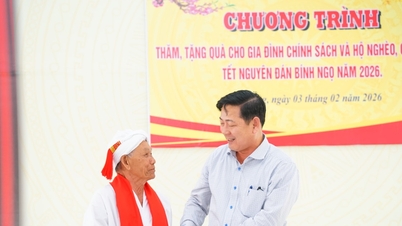 สหายเตียวหงฟุก เยี่ยมเยียนและมอบของขวัญวันตรุษจีนให้แก่ผู้ประสบภัยน้ำท่วมในตำบลตุ่ยฟง