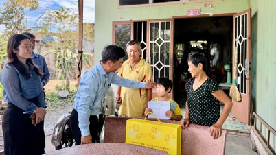 Visitar y entregar obsequios del Tet a las familias de los beneficiarios de la póliza y a las unidades de guardia fronteriza.