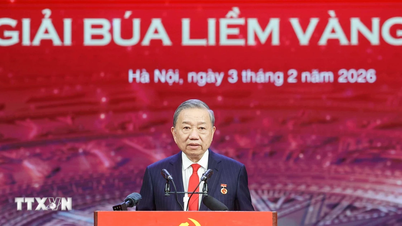 Secretarul general a participat la ceremonie pentru a onora secretarii de filiale ale partidului remarcabili și pentru a înmâna Premiul Secera și Ciocanul de Aur.