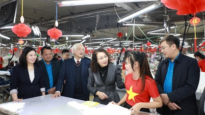 Deputy Secretary of the Provincial Party Committee Nguyen Thi Huong presents Tet gifts to disadvantaged workers.