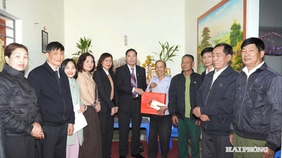 Cán bộ, công chức ngành tòa án Hải Phòng đóng góp mua quà Tết tặng hộ khó khăn ở phường Tứ Minh