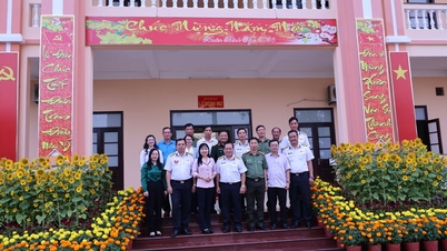 Die stellvertretende Parteisekretärin des Provinzkomitees von An Giang, Tran Thi Thanh Huong, übermittelte Neujahrsgrüße an die Gemeinde Tan Thanh, das Regiment 3 - Division 330 und die Brigade 962.