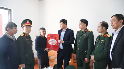 Quang Ninh: Návštěva a předávání darů rodinám válečných veteránů a mladých dobrovolníků vstupujících do armády.