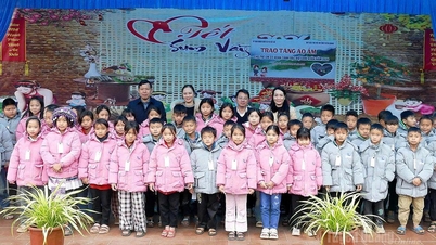 ມອບເສື້ອກັນໜາວອຸ່ນ 850 ໂຕໃຫ້ເດັກນ້ອຍທີ່ດ້ອຍໂອກາດໃນຕາແສງຊາຍແດນ.