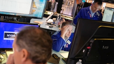 Wall Street se otřásá kvůli technologickým akciím; ceny zlata a stříbra silně rostou.