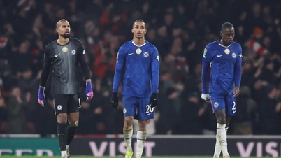 Chelsea manager criticized for not taking risks against Arsenal.