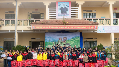 De JUNKO Da Nang-jongerenvrijwilligersgroep heeft Tet-cadeaus uitgedeeld aan arme gezinnen en studenten in de gemeente Den Sang.