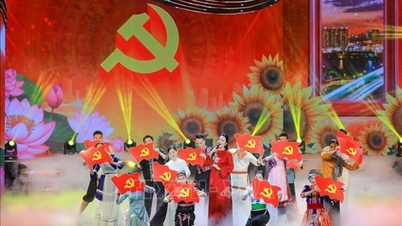 Chương trình nghệ thuật 'Đường lên phía trước' mừng ngày thành lập Đảng