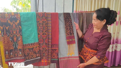 El pueblo tradicional de la minoría étnica jemer dedicado a la tejeduría de brocados está desarrollando su economía ancestral.