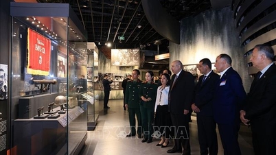 Speaker Dewan Jordan melawat Muzium Sejarah Ketenteraan Vietnam.