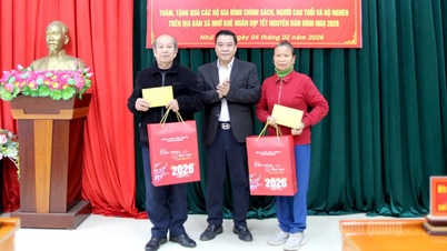 Vice Chairman of the Provincial People's Committee Hoang Gia Long presents Tet gifts in Nhu Khe commune.