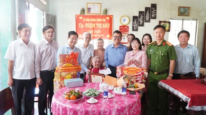 El jefe del Departamento de Asuntos Internos del Comité Provincial del Partido visita y presenta regalos del Tet en la comuna de Phuoc Ly.