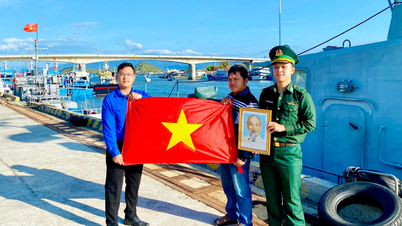 Tặng 100 lá cờ Tổ quốc cho ngư dân phường Ninh Chử
