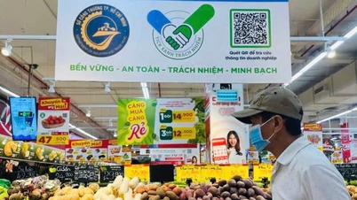 Ho Chi Minh City kontroluje bezpieczeństwo żywności w czasie święta Tet - Część ostatnia: Przedsiębiorstwa oznaczają swoje produkty niebieskimi znacznikami, aby zapewnić przejrzystość pochodzenia żywności.
