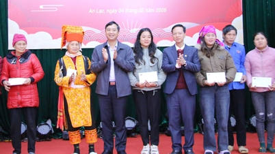 ປະທານສະພາປະຊາຊົນແຂວງຫງວຽນວຽດອວນ ມອບຂອງຂວັນປີໃໝ່ໃຫ້ປະຊາຊົນຢູ່ຕາແສງອານລັກ ແລະ ອຽນດິ້ງ.