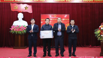 Leder av den provinsielle folkekomiteen, Phan Huy Ngoc, besøker og overrekker Tet-gaver i kommunene Cao Bo og Phu Linh.