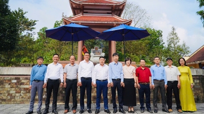 ពិធីអុជធូបរំលឹកវិញ្ញាណក្ខន្ធនៅវិមានប្រវត្តិសាស្ត្រជាតិនៃគណៈកម្មាធិការត្រួតពិនិត្យតំបន់ទី ៥