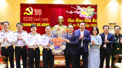 លោក ង្វៀន ឌិញវិញ អនុលេខាគណៈកម្មាធិការបក្សទីក្រុងហាណូយ បានទទួលជួបជាមួយបញ្ជាការដ្ឋានតំបន់លេខ ៣ កងទ័ពជើងទឹក ដែលបានអញ្ជើញមកជូនពរឆ្នាំថ្មី។