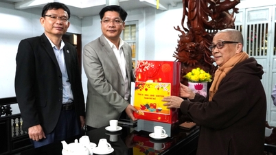 Phó Bí thư Thành ủy Nguyễn Chí Tài thăm, chúc Tết các đơn vị và người có công
